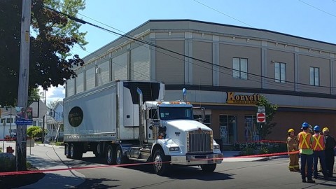 Un camion-remorque paralyse en partie le centre-ville de Montmagny en ayant accroché un fil électrique