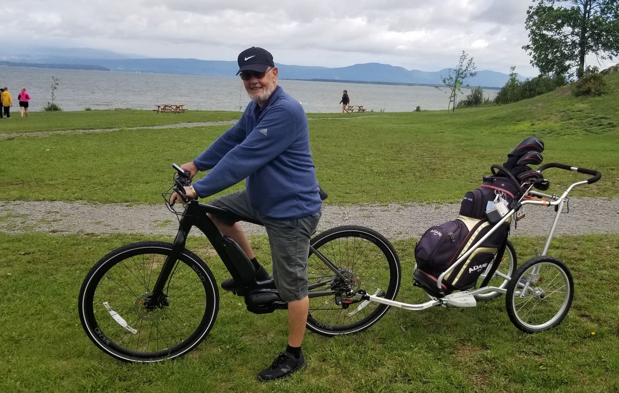 À 80 ans, il invente une remorque de sac de golf pour vélo