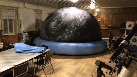 Le nouveau planétarium gonflable mobile de la Corporation entre Ciel et Marée prêt à être déployé