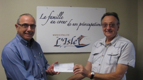 L’Islet Show Car remet 4 500 $ à la municipalité pour une bonne œuvre