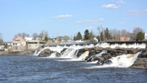 Des chutes éclairées à l'été