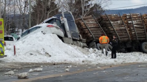 Un blessé dans une collision entre un camion-remorque et une voiture à Montmagny