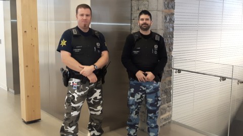 Les constables spéciaux du palais de justice de Montmagny remettent leur pantalon multicolore