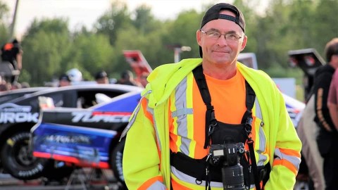 Un photographe se fait happer par une voiture de course à l’autodrome de Montmagny