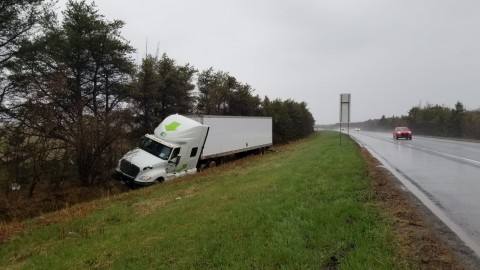 Sortie de route d’un camion-remorque à Berthier-sur-Mer