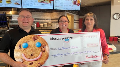 La Maison d'Hélène reçoit 14 744,02$ grâce à la campagne du biscuit sourire 2023