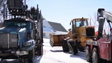 Accident entre une chargeuse et un camion-remorque à Saint-Pacôme