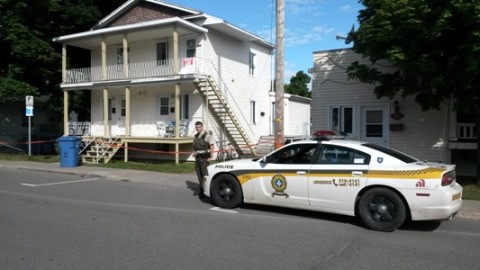 Une violente bagarre aurait éclaté aux petites heures du matin dans un appartement de la rue Saint-Jean-Baptiste à Montmagny, le technicien en scène de crime de Québec est sur place