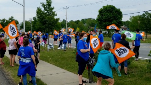 Plus de 200 employés de soutien scolaire manifestent devant l’école Louis-Jacques-Casault