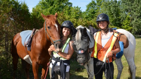  Deux sœurs traversent le Canada à cheval