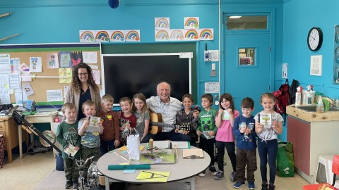 Un musicien à la maternelle de Saint-Fabien-de-Panet