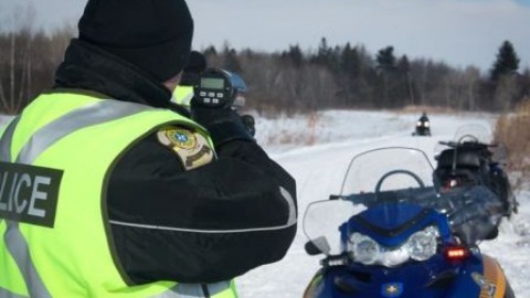 Un motoneigiste de 23 ans s’enlise à Saint-Antonin après avoir fui les policiers 