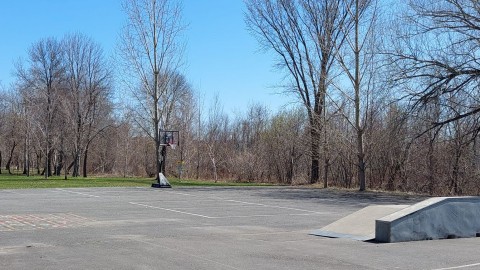 Un terrain de basketball sera possiblement aménagé au Parc Saint-Nicolas