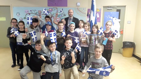 Les jeunes de l’école primaire Sacré-Cœur de La Pocatière soulignent le jour du drapeau québécois