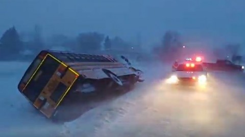 Un autobus scolaire fait une sortie de route à Saint-François