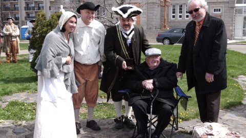 M.LÉOPOLD CÔTÉ REÇOIT L'ORDRE DU GOUVERNEUR