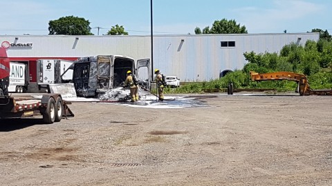 Un véhicule de service est la proie des flammes chez Bossé et Frère 