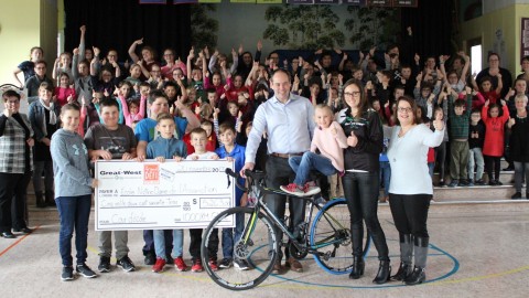 L’Équipe Great-West du 1000 km GDPL offre un montant de 5 263 $ à l’école Notre-Dame-de-L’Assomption de Berthier-sur-Mer