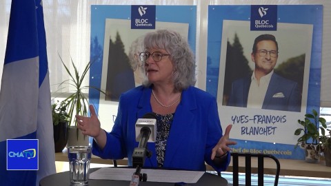 La candidate du Bloc Québécois Diane Sénécal présente les mesures de son parti