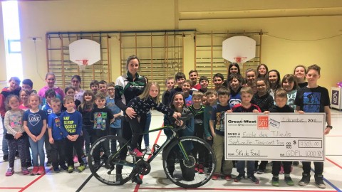 L’équipe Great-West remet un don de 7 303 $ à l’école des Tilleuls de Saint-Pierre!