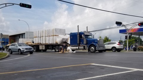 Un camion-remorque déverse accidentellement une partie de son chargement sur le boulevard Taché Est