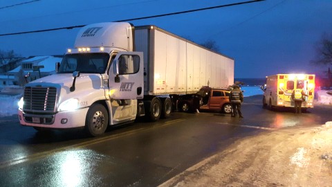 Une voiture s’engouffre dans un camion-remorque à Saint-François-de-la-Rivière-du-Sud