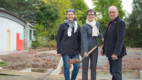 Une première pelletée de terre pour la résidence d’artistes Est-Nord-Est de Saint-Jean-Port-Joli