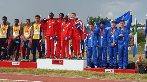 Deux élèves du CSA montent sur le podium lors d'un Championnat d'athlétisme du Canada