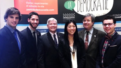 Norbert Morin félicite des jeunes du Centre d'études collégiales de Montmagny qui ont participé au Forum étudiant 2015