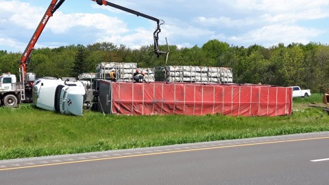 Un camion de transport de dindes se renverse sur l’autoroute 20 Ouest