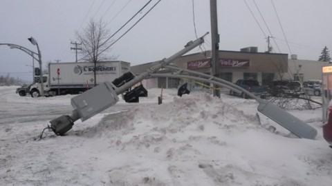 Un poteau de lumière de signalisation arraché par le vent à Montmagny