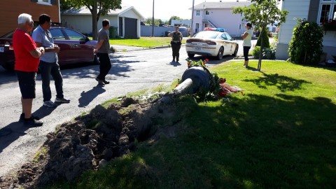 Un camion-remorque de l’Ontario arrache un poteau à Montmagny