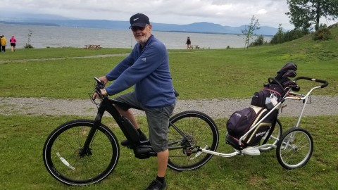 À 80 ans, il invente une remorque de sac de golf pour vélo