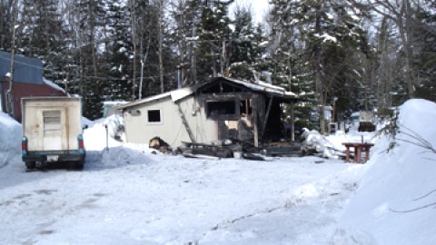 Un homme incendie sa résidence sur la route Trans-Comté