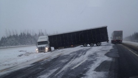 Un camion-remorque subit une embardée sur l'Autoroute 20 et paralyse la circulation à Saint-Vallier