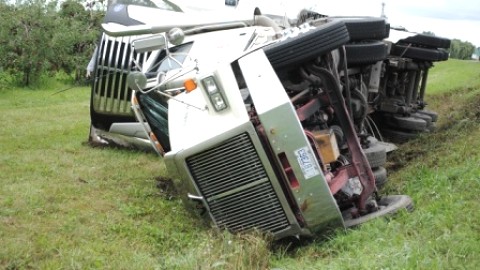 (Mise à Jour) Une semi-remorque renversée sur l'autoroute 20