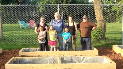 Corvée au jardin collectif des jeunes de Saint-Aubert.