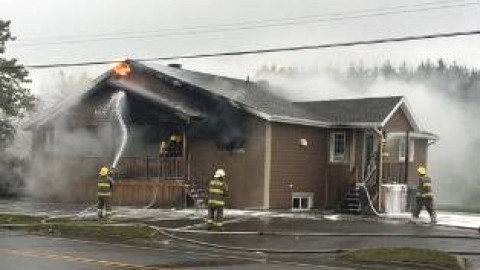 L'incendie d'un édifice à logements à Rivière-Ouelle met ses occupants à la rue et suscite des questions sur le 911