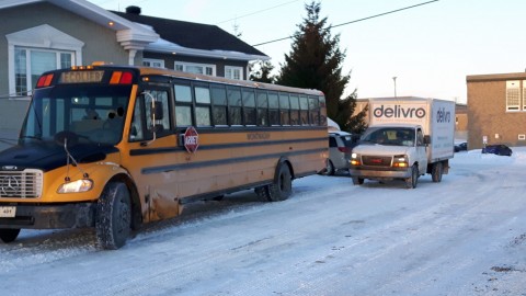 Accrochage entre un autobus scolaire et un camion de livraison dans le stationnement de l’école Louis-Jacques-Casault