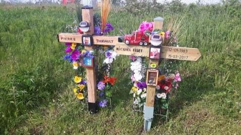 Des croix installées en l’honneur des deux victimes de la tempête à Saint-Pierre-de-la-Rivière-du-Sud