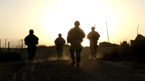 SE DOTER D'UNE ARMÉE? QUELLE FARCE!