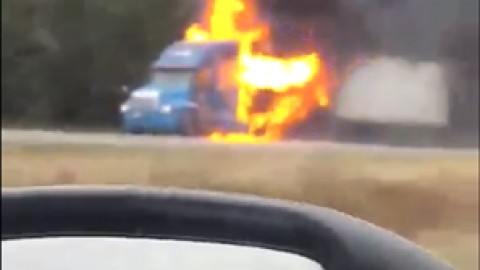 Camion en flamme sur l'autoroute 20