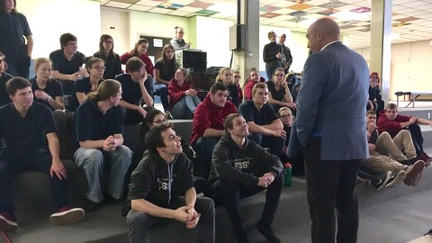 Bernard Généreux présente le métier de parlementaire aux étudiants de son comté