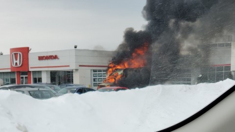 Un camion cube est complètement détruit par les flammes dans la cour du Honda Degiro à Montmagny