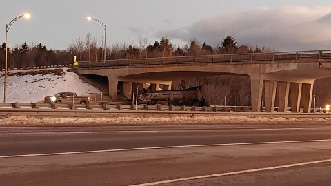 Un camion-benne entre en collision avec un viaduc à Berthier-sur-Mer