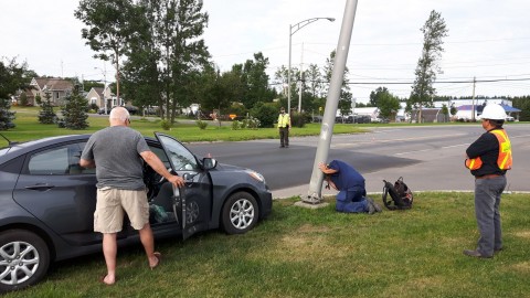 Une dame entre dans un poteau de lumière à Montmagny et repart en ambulance