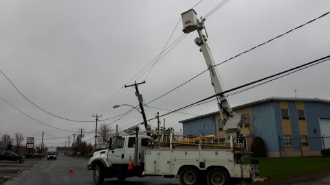 Un camion de Telus accroche des fils électriques et provoque une panne de courant qui cause la fermeture de l’école Saint-Thomas