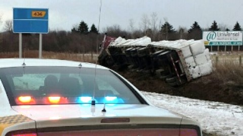 Sortie de route d'un camion-remorque suite à un possible malaise cardiaque à La Pocatière