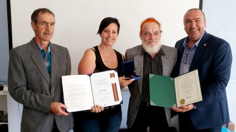 Sainte-Lucie-de-Beauregard et Bernard Généreux remettent la médaille du souverain à un bénévole engagé