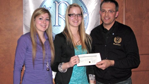 Le Club Richelieu Montmagny remet un chèque de 925$ au Centre d'Études collégiales de Montmagny